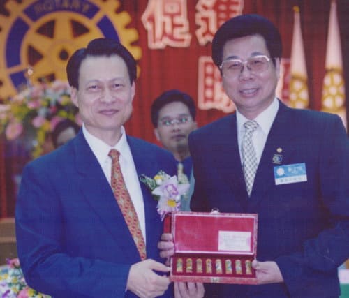 創辦人與行政院副院長賴英照先生合影