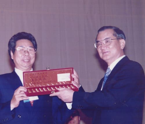 創辦人與副總統連戰先生合影