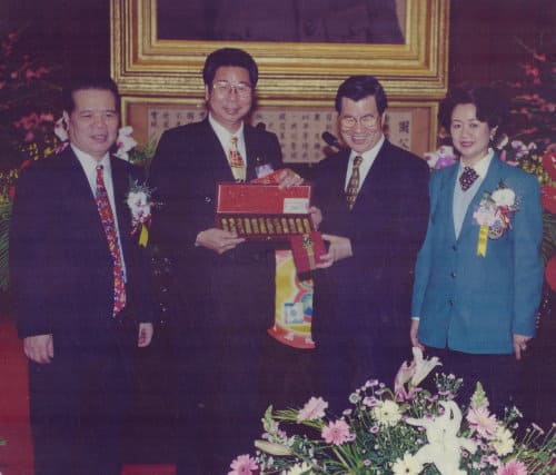 創辦人與行政院院長蕭萬長先生合影