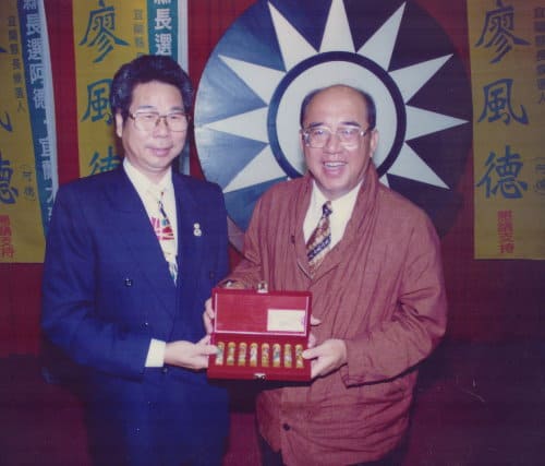 創辦人與國民黨秘書長吳伯雄先生合影
